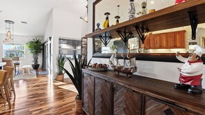 Interior - Riverside Veranda by AvantStay | Waterfront Stay + Infinity Pool + Private Dock + Easy Beach Access (Fort Lauderdale)