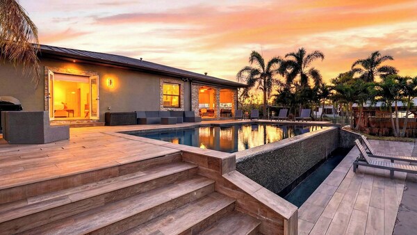 Riverside Veranda By Avantstay | Waterfront Stay + Infinity Pool + Private Dock + Easy Beach Access - Sunrise, FL