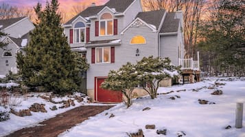 House (4 Bedrooms) | Exterior