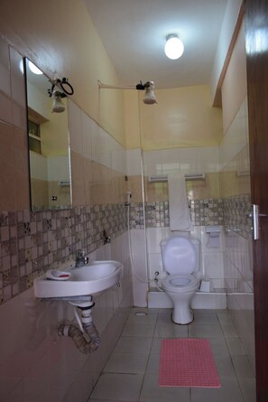 Tremannsrom – deluxe | Bad | Dusj, tøfler, håndklær og såpe