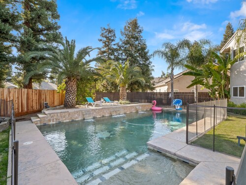 Clovis Pool Retreat ~Private Pool~5BR~Sleeps 12