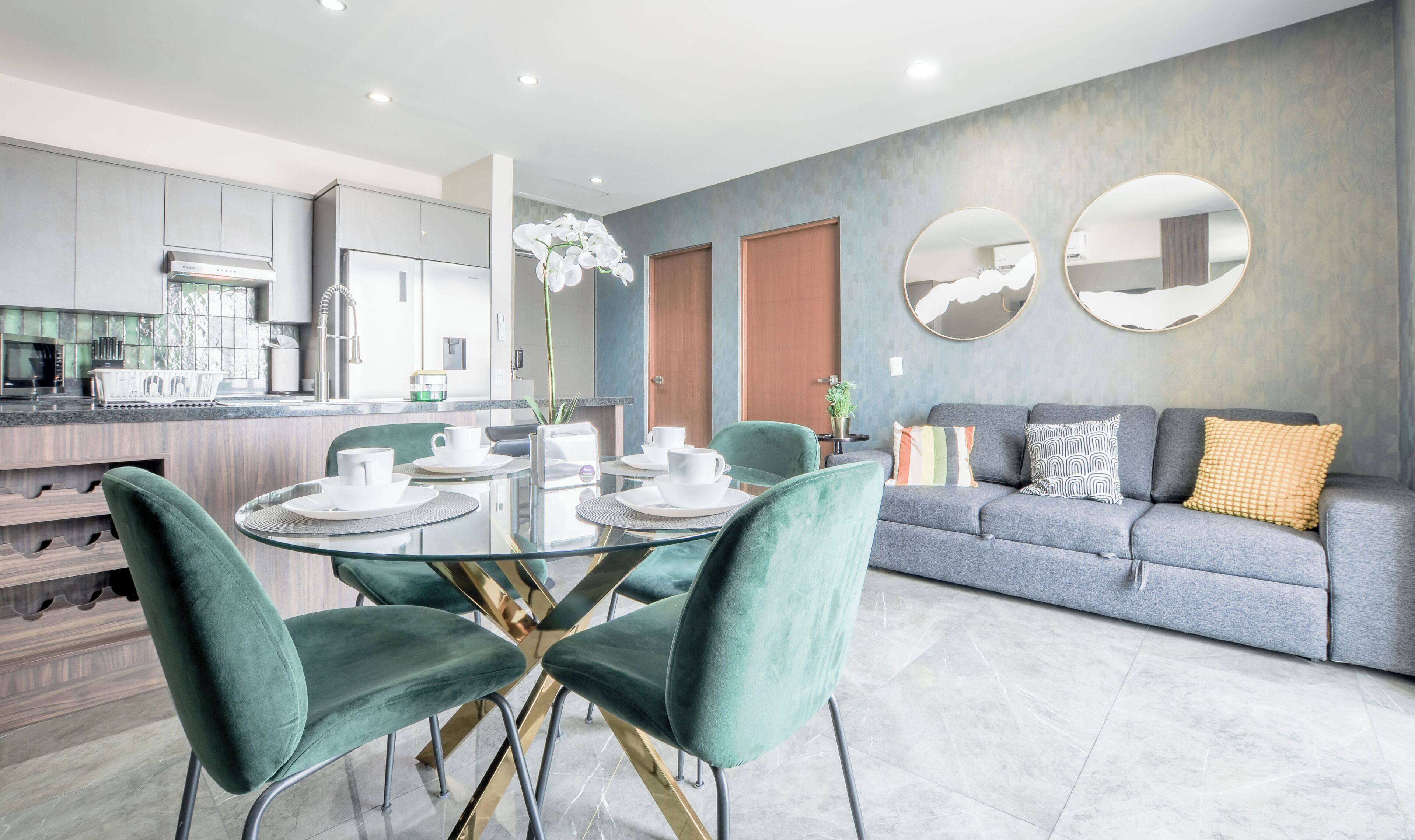 Phòng Suite phong cách cổ điển, ban công, quang cảnh thành phố | Khu phòng khách | Smart TV 50-inch có truyền hình kỹ thuật số, dịch vụ stream 