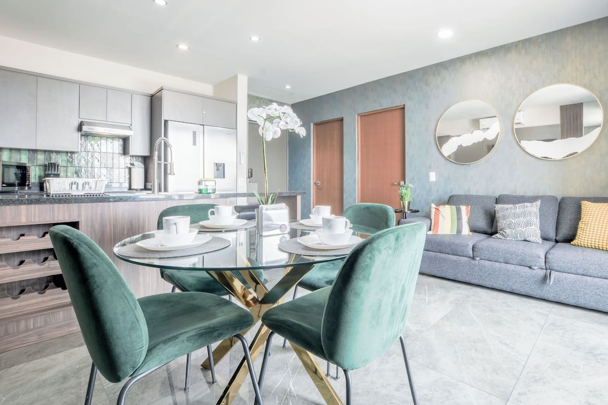 Phòng Suite phong cách cổ điển, ban công, quang cảnh thành phố | Khu phòng khách | Smart TV 50-inch có truyền hình kỹ thuật số, dịch vụ stream