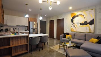 Suite, Balcony, City View | Living area