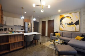 Suite, Balcony, City View | Ruang tamu