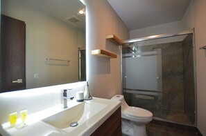 Suite, balkon, uitzicht op stad | Badkamer