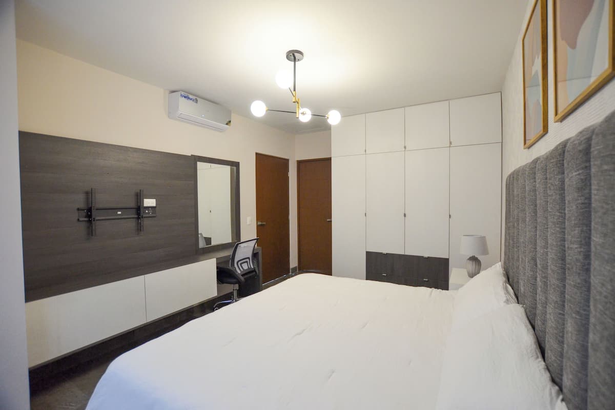 Suite, balkon, uitzicht op stad | Een strijkplank/strijkijzer, gratis wifi