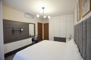 Suite, balkon, uitzicht op stad | Een strijkplank/strijkijzer, gratis wifi