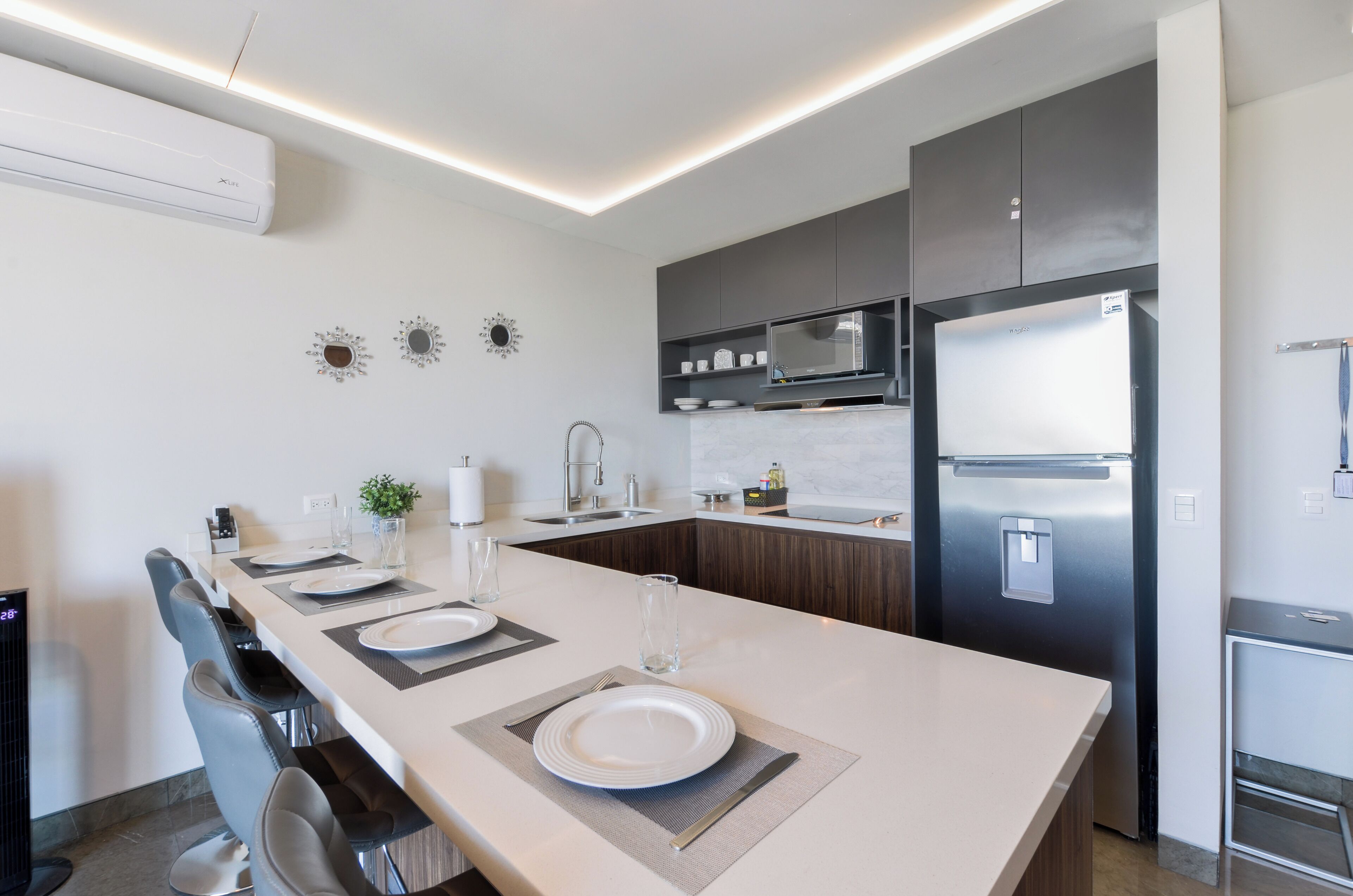 Suite urbana, balcón, vista a la ciudad | Comedor