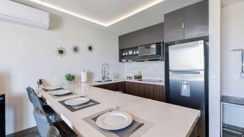 Suite urbana, balcón, vista a la ciudad | Comedor