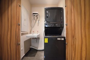 Suite, balcón, vista a la ciudad | Interior