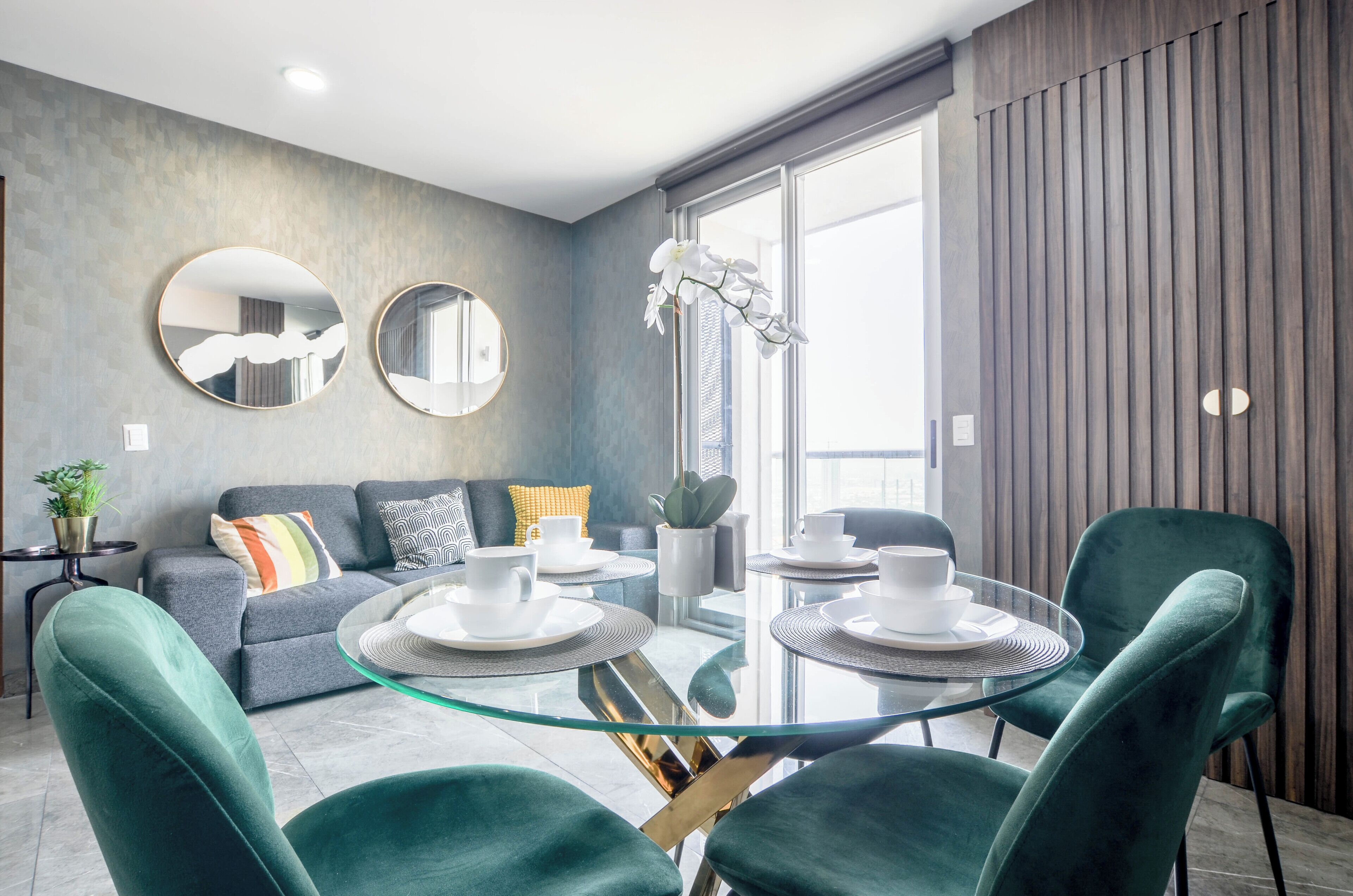 Suite clásica, balcón, vista a la ciudad | Comedor