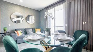 Suite clásica, balcón, vista a la ciudad | Comedor