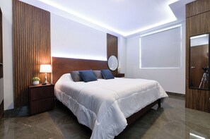 Suite urbana, balcón, vista a la ciudad | Tabla de planchar con plancha, wifi gratis y ropa de cama 