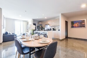 Suite Grand, balcón, vista a la montaña | Comedor