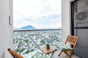 Suite empresarial, balcón, vista a la ciudad | Vista del balcón