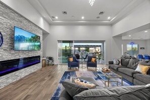Smart TV, fireplace, offices - Modern Home | Sleeps 10 | Family Escape w/ Casita (Peoria)