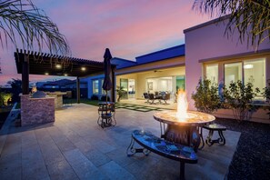 Terrace/patio - Modern Home | Sleeps 10 | Family Escape w/ Casita (Peoria)
