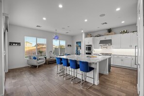 Fridge, microwave, oven, stovetop - Modern Home | Sleeps 10 | Family Escape w/ Casita (Peoria)