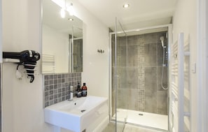 Douche, sèche-cheveux