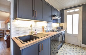 Réfrigérateur, four à micro-ondes, un four, surface de cuisson