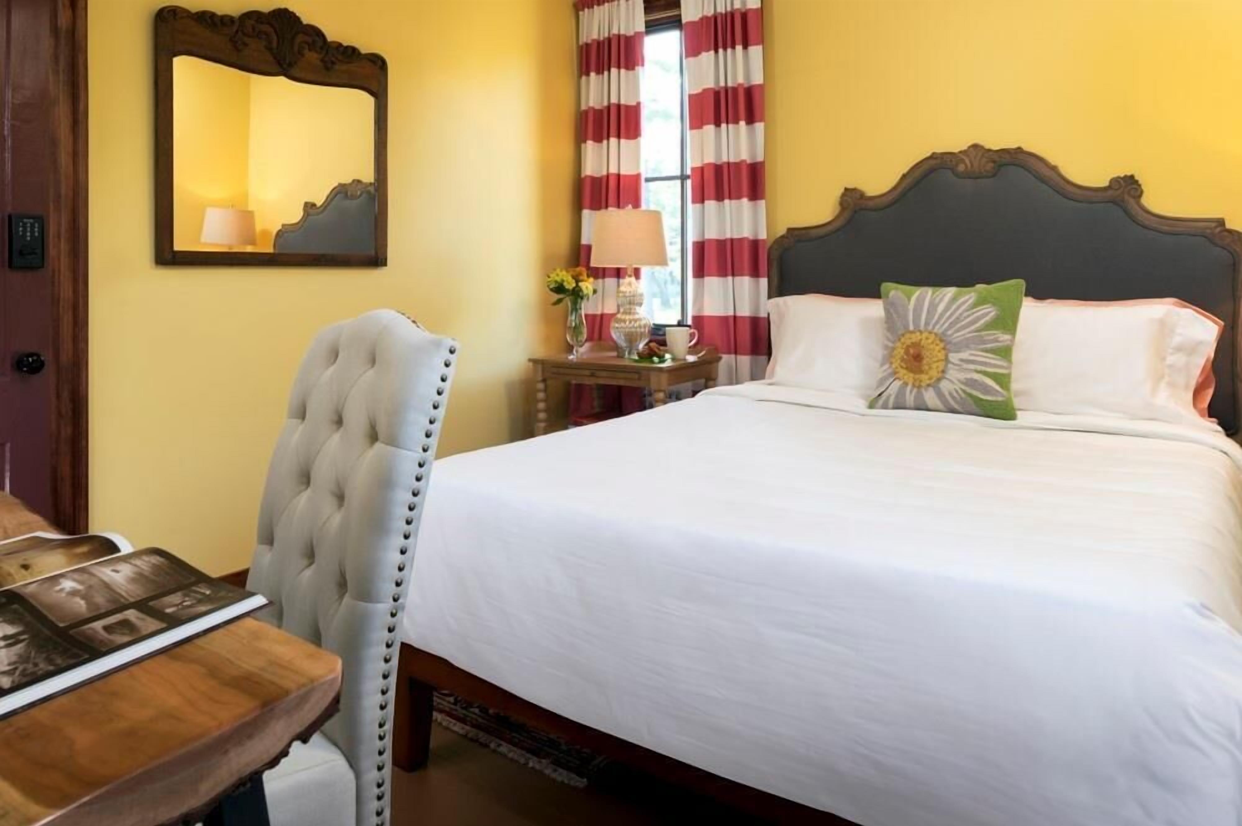 Double Room, 1 Queen Bed, Garden View | Desk, free WiFi