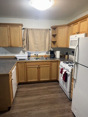 Kjøleskap, mikrobølgeovn, ovn og kokeplater