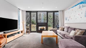 Smart TV, fireplace