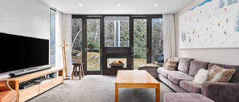 Smart TV, fireplace