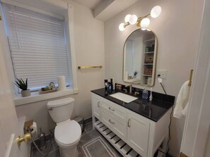Shower, hair dryer, towels, soap - Entire home Central stay  UMD • Stadiums • Downtown (Baltimore)