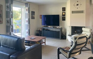 TV - Lovely home in Caromb (Caromb)