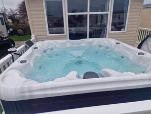 Outdoor spa tub - Barney's Retreat (Truro)