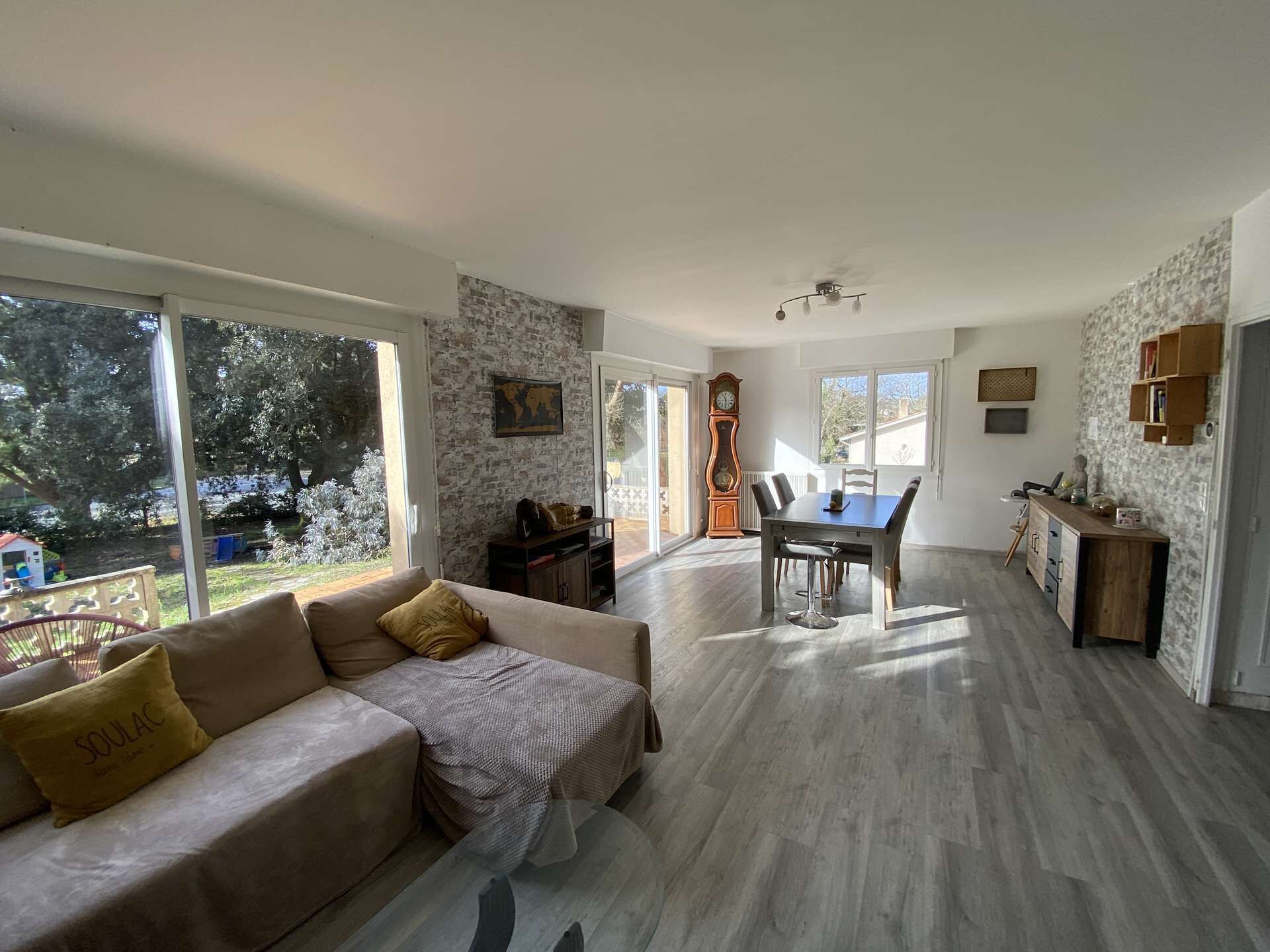 Televisión y chimenea 