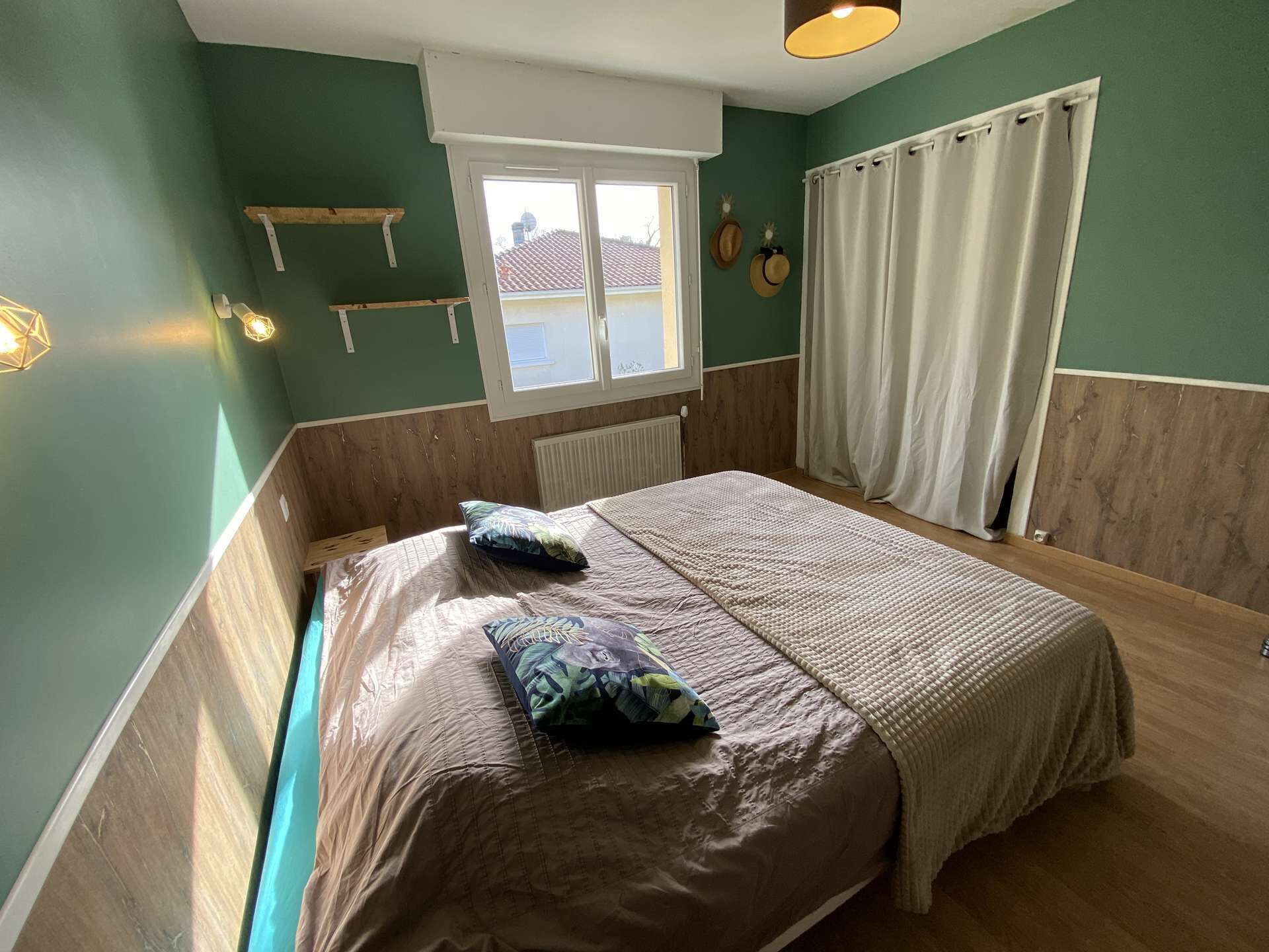 2 habitaciones, tabla de planchar con plancha y cuna de viaje 