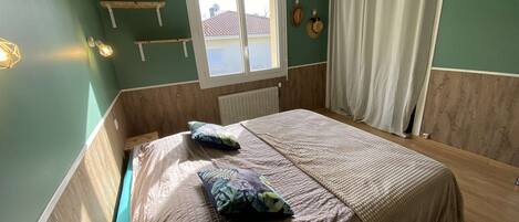 2 bedrooms, iron/ironing board, travel cot