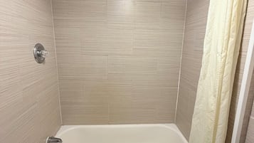 Quarto luxo, varanda | Banheiro | Chuveiro/banheira combinados, toalhas de banho, sabonete, shampoo