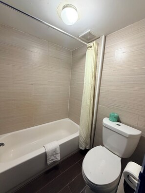 Deluxe Room, Patio | Bathroom | Combined shower/tub, towels, soap, shampoo - Royal INN  (Richmond)