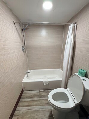 Deluxe Room, Patio | Bathroom | Combined shower/tub, towels, soap, shampoo - Royal INN  (Richmond)
