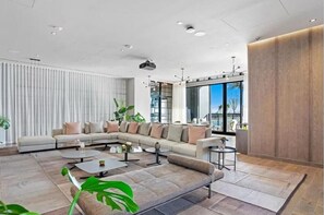 TV - 4612 - High-Floor Studio w Skyline View & 24/7 Gym in Downtown Miami (Miami)