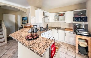 Fridge, microwave, oven, stovetop - Maison Avec Piscine 1 (Saint raphael)