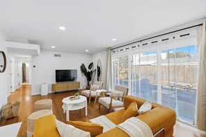 Smart TV, fireplace, computer monitors