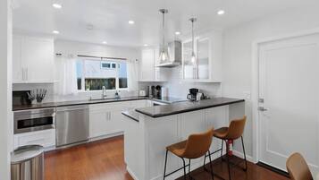 Kjøleskap, mikrobølgeovn, ovn og kokeplater