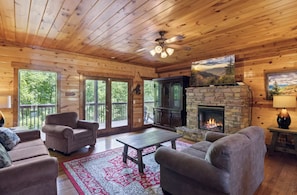Smart TV, video games - 6 BR, large indoor pool, full arcade, views, cinema, and gameroom. Sleeps 25+ (Pittman Center)