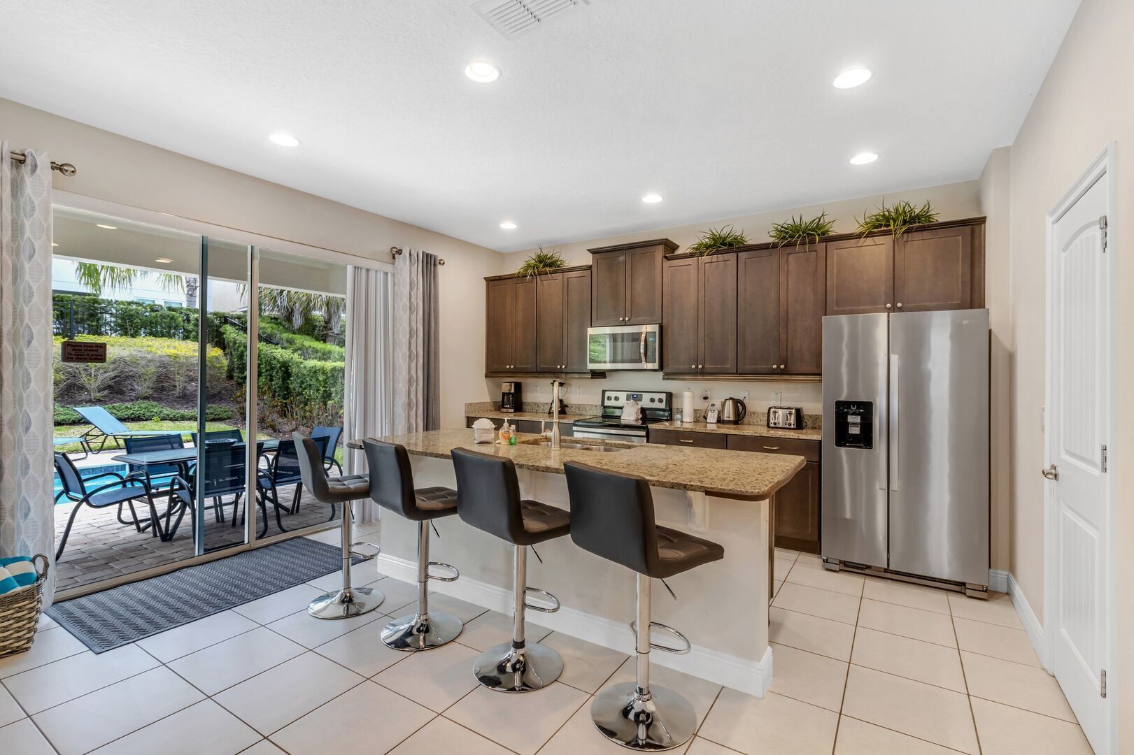 Kylskåp, mikrovågsugn, ugn och spishäll