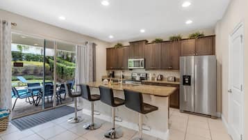 Kylskåp, mikrovågsugn, ugn och spishäll