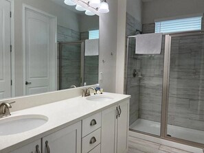 Shower, hair dryer, towels - 7491 Bright & Modern Vacation Home -Private Pool (Kissimmee)
