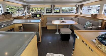 Glorious Yacht Stay Key West - 4 BDRMS and Amenities!