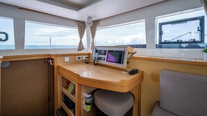 Un poste de commande compact doté d’un écran de navigation, d’un porte-gobelet et d’un petit compartiment de rangement.