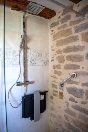 Shower, towels - Les Jardins - TOURNUS (TOURNUS)