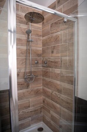 Shower, towels - La Garçonnière - TOURNUS (TOURNUS)